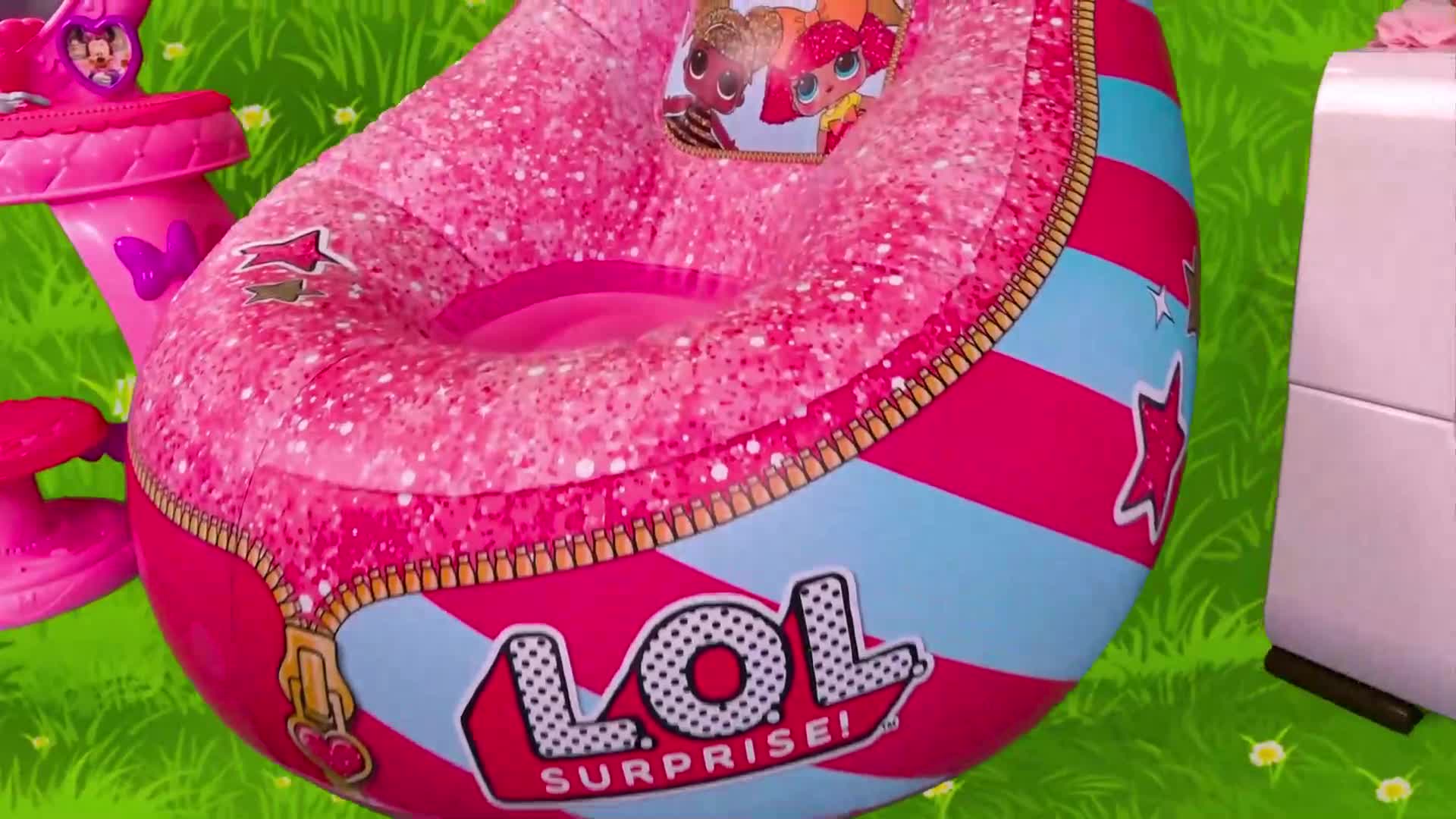 Take a look at this awesome LOL Surprise inflatable chair! It’s perfect for little ones to sit, play, or relax—with a sparkly pink design, fun star details, and the iconic LOL Surprise logo. So cute and cozy, it’s like a special spot just for them! 🥰