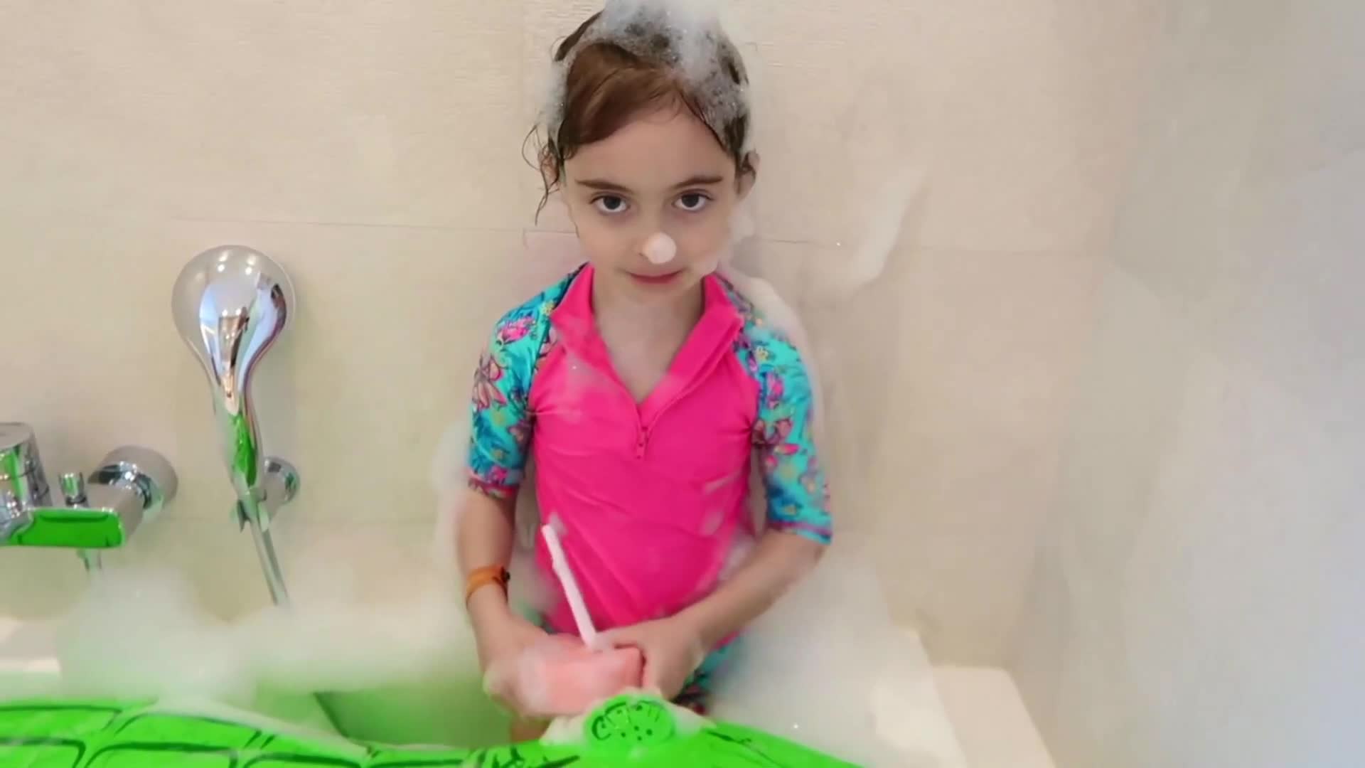 Watch this adorable little girl having the best bubble bath ever! 🥰 Covered in soapy bubbles, playing with colorful toys, and full of giggles—pure bath time fun for kids! ✨🛁