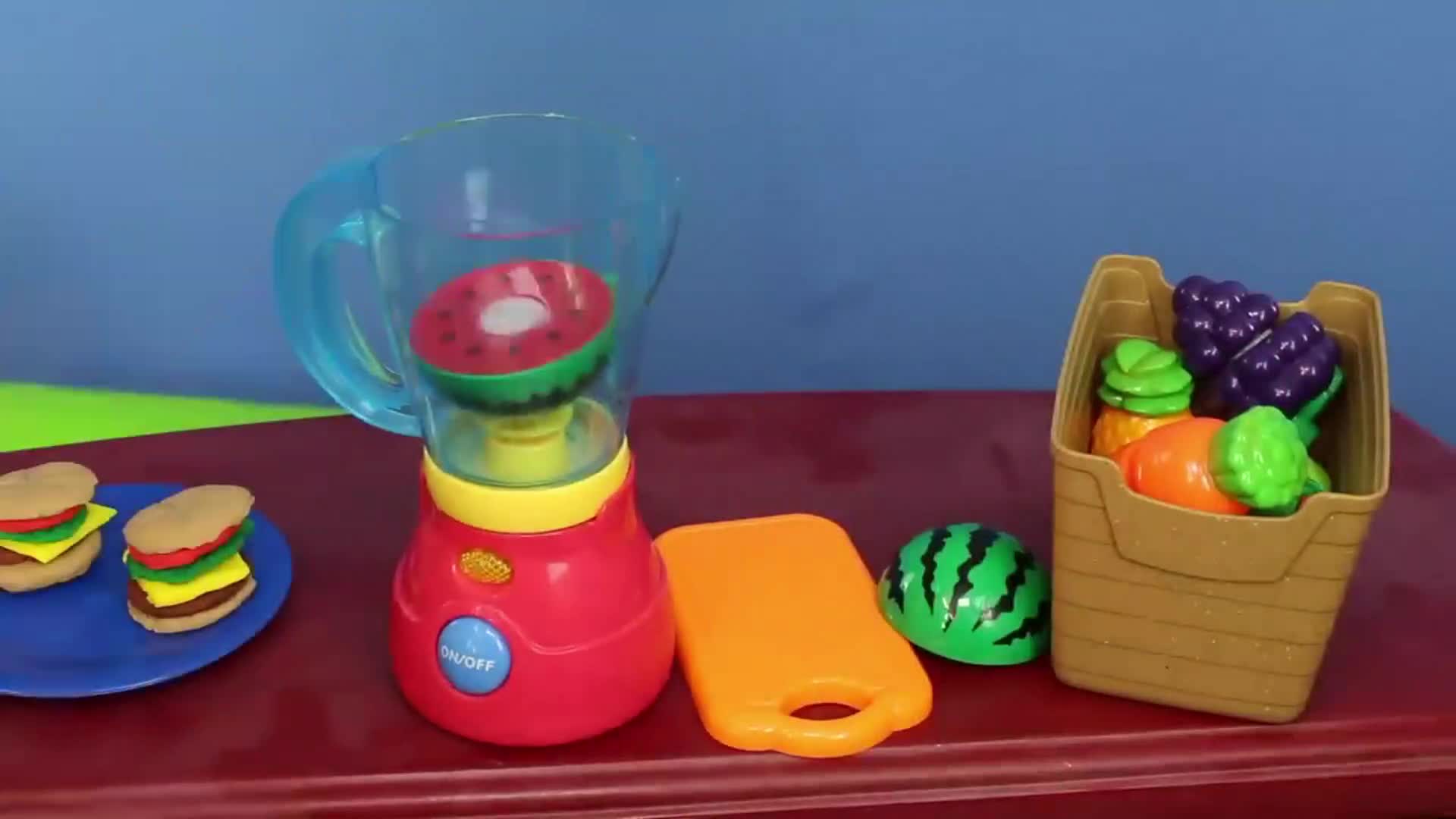 Watch the toy blender spin and mix! Kids can add toy watermelon slices, carrots, broccoli, and more to make a pretend smoothie 🍉🥕. There are also cute hamburgers on a blue plate and an orange cutting board for extra kitchen play. Perfect for imaginative, colorful fun and learning about food! ✨