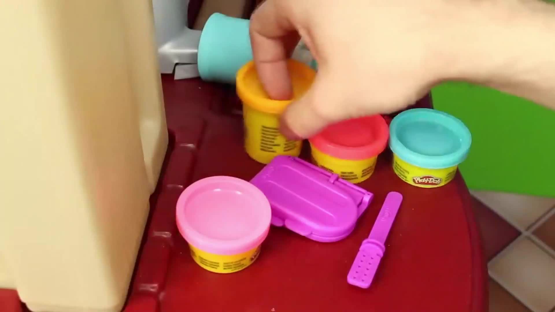 Watch little hands discover vibrant Play-Doh containers! Open, mix, and create fun shapes—perfect for creative play and sensory fun! 🧩✨