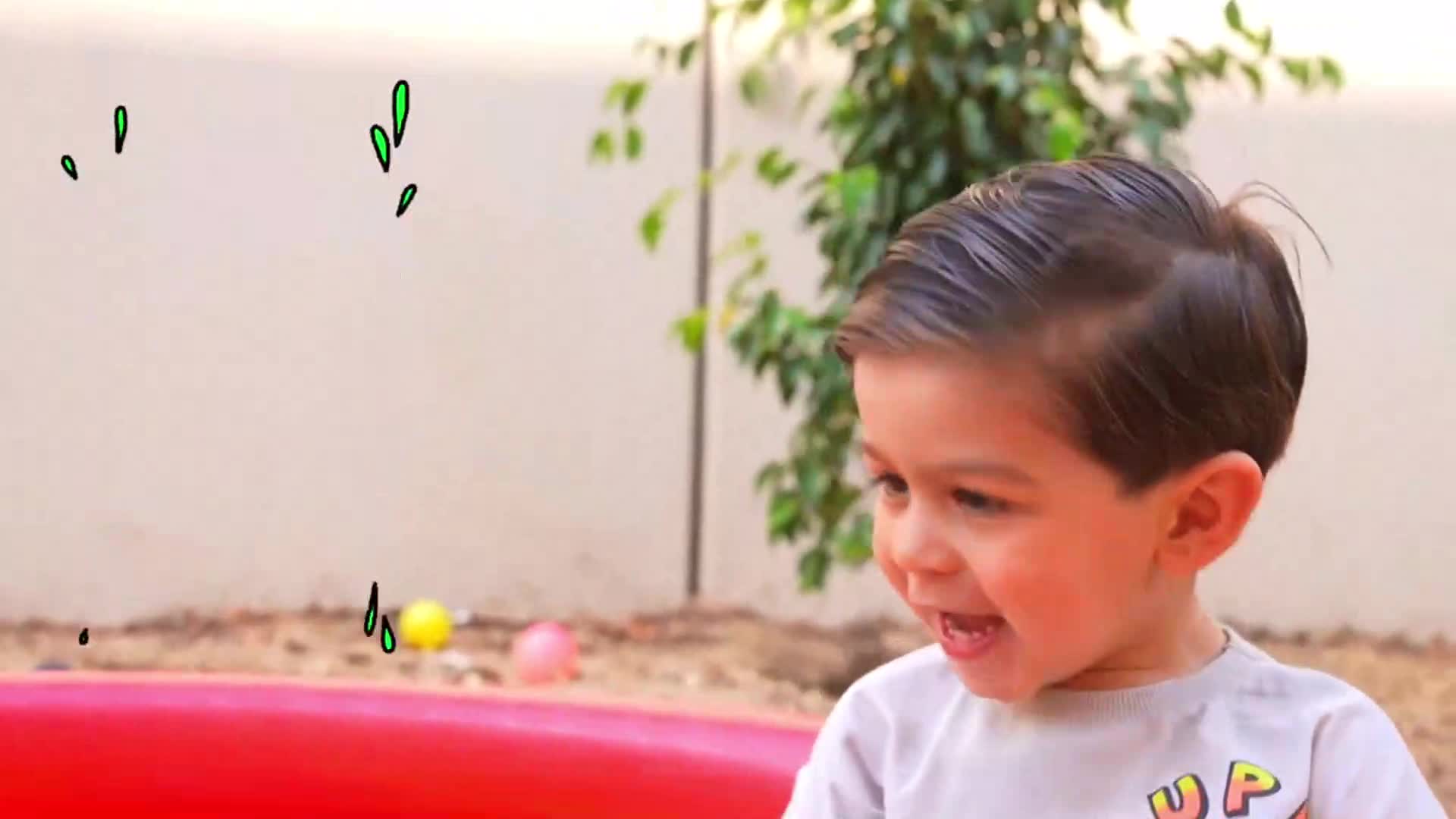 Watch this adorable little boy having a blast splashing around in his red kiddie pool! Heโs laughing, playing with bright yellow and pink balls, and there are playful water drops adding to the summer fun! ๐๐ฆ A perfect day for some kid-friendly, joyful activities! ๐