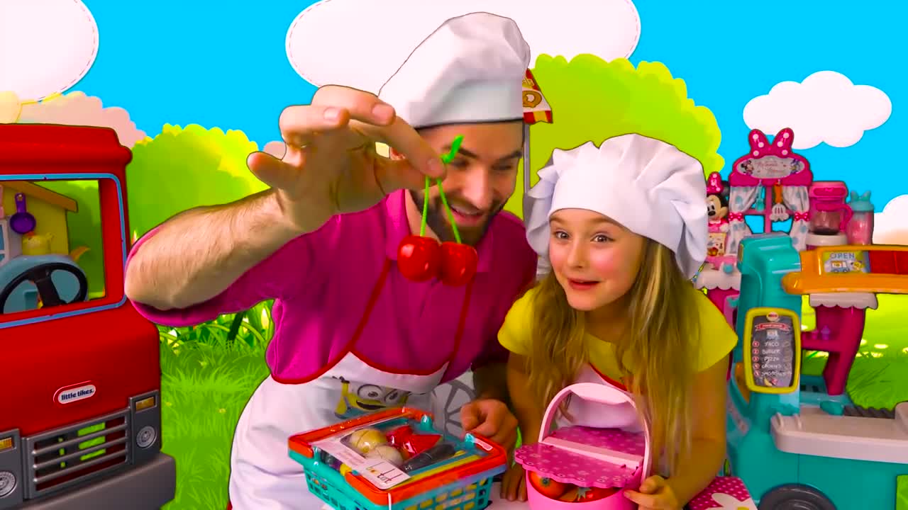 Join Dad and his little chef in a super fun pretend play cooking adventure! 👩🍳 They're using colorful toy fruits, veggies, and play kitchen tools to make delicious 'food' together. Watch as they explore different ingredients, share laughs, and have a blast in this playful kitchen set-up! Perfect for little ones who love role-play and imaginative play! 🌈✨