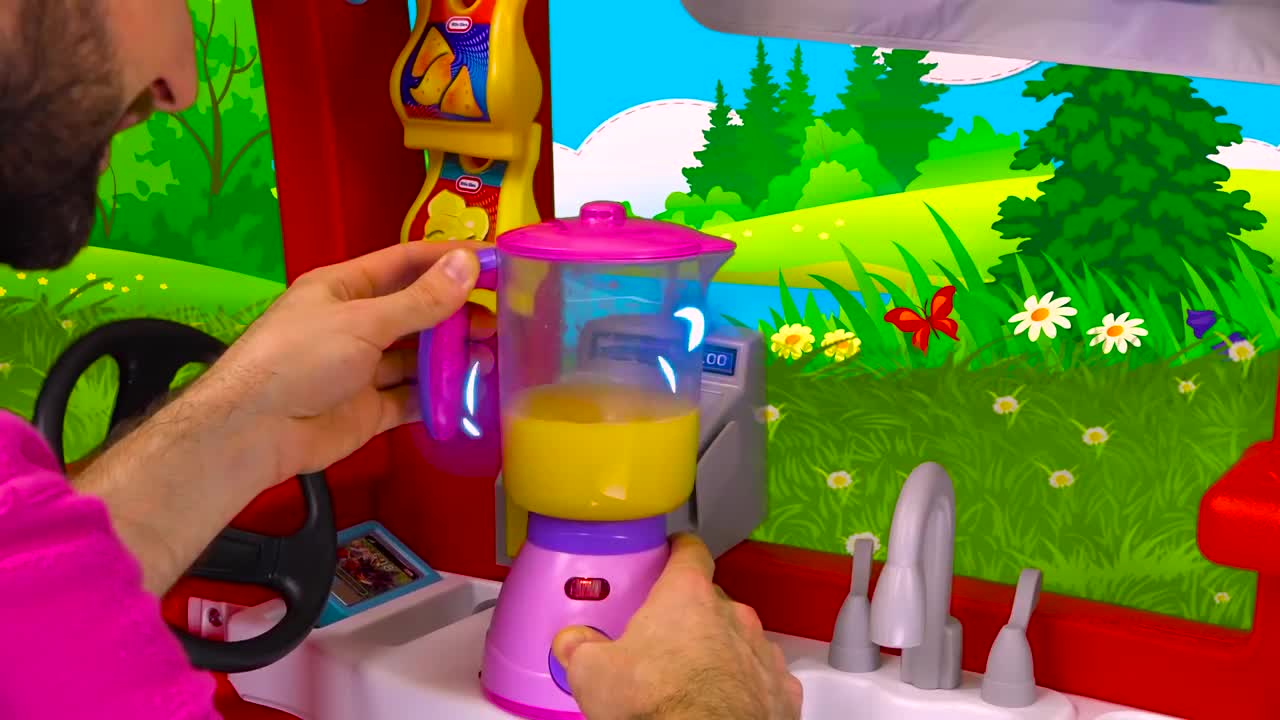 Watch us play with a colorful toy blender! We're making yellow juice in this vibrant toy kitchen set, with a pretty outdoor scene 🌈 and playful sounds. Perfect for little ones who love imaginative play! 👶✨