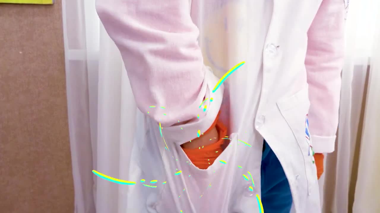 Watch this adorable little one in a pink-sleeved white coat 👘 do a super fun check-up! With colorful sparkles ✨ and playful moves, it's perfect for kids' imagination—learning, playing, and being a little doctor! 😊