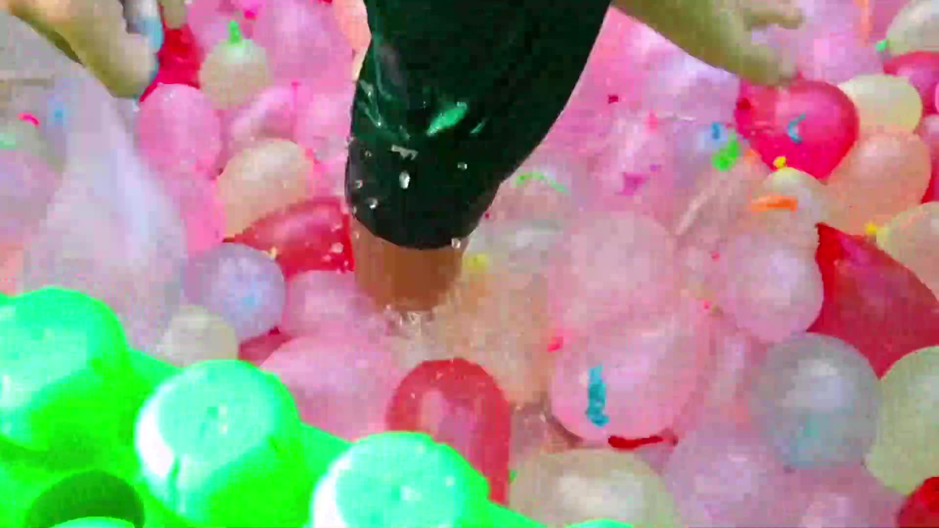 A pool filled with bright pink, green, red, and white balloons—watch as a foot steps in, popping balloons and creating joyful, sparkly moments! Perfect for little ones, this playful video is all about fun, surprises, and解压 (stress relief) with colorful balloons! 🎈✨