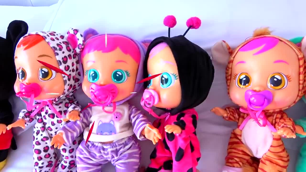 Check out these super cute baby dolls all dressed up in fun animal costumes! 🐱🐼🐯 With big, sparkly eyes and silly pacifiers, they’re ready for playtime. Watch as they show off their leopard spots, ladybug patterns, and tiger stripes—so many adorable looks! 💕✨ Perfect for little ones who love dolls and animals!