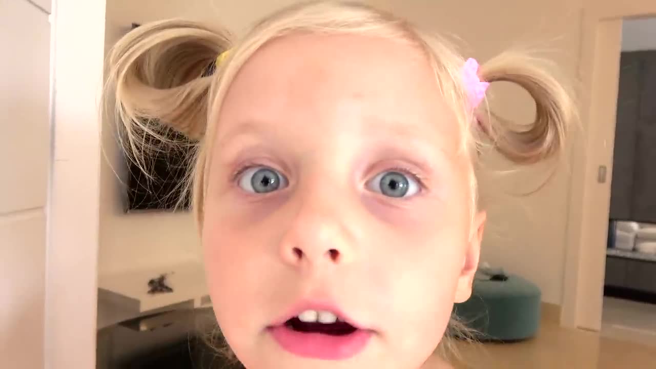 Adorable little girl with pigtails and big blue eyes—she’s so excited, maybe she just discovered something super fun! 🎉 What do you think she’s sharing with us? 😍