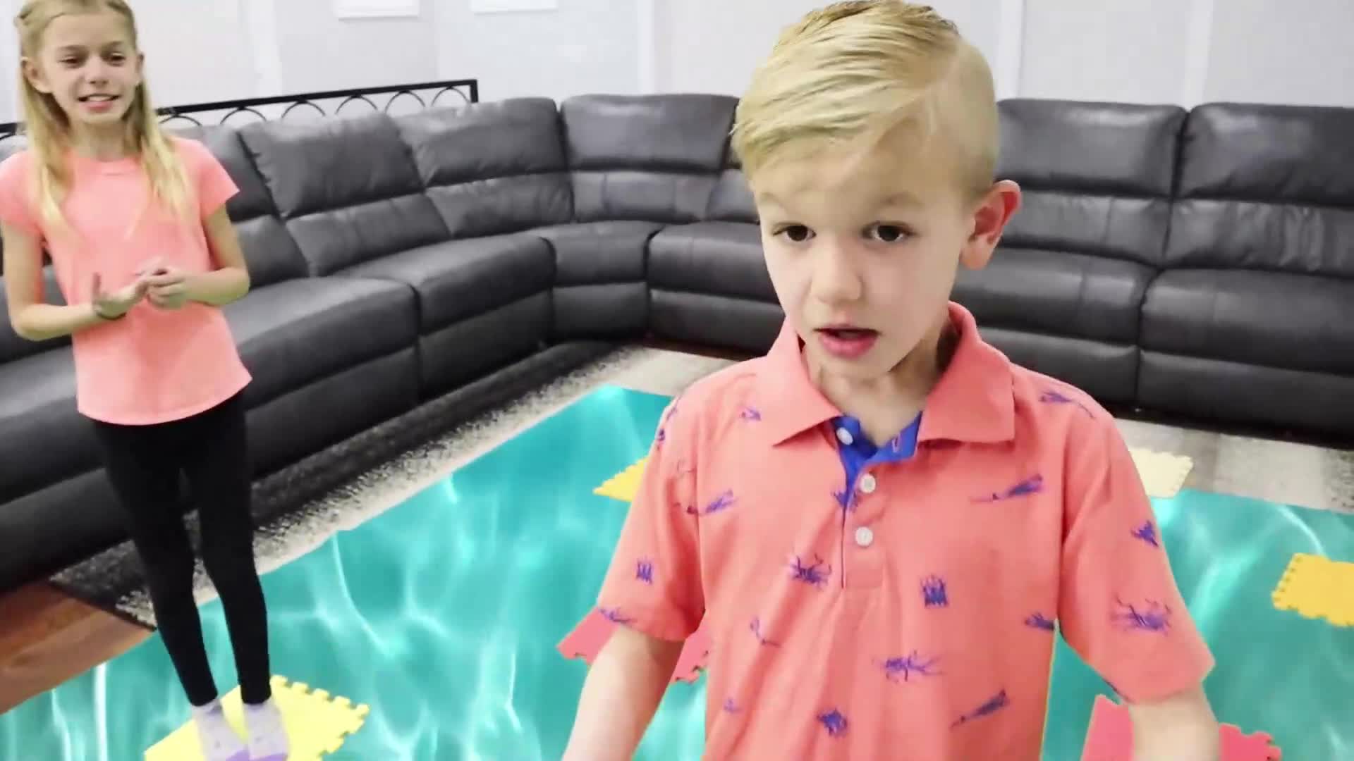 Cute kids are having a splashing good time with their colorful water mat! 👧👦 They’re laughing, racing, and playing—can you spot who’s the fastest? 😊 A super fun family video full of giggles and games! 🎉💦