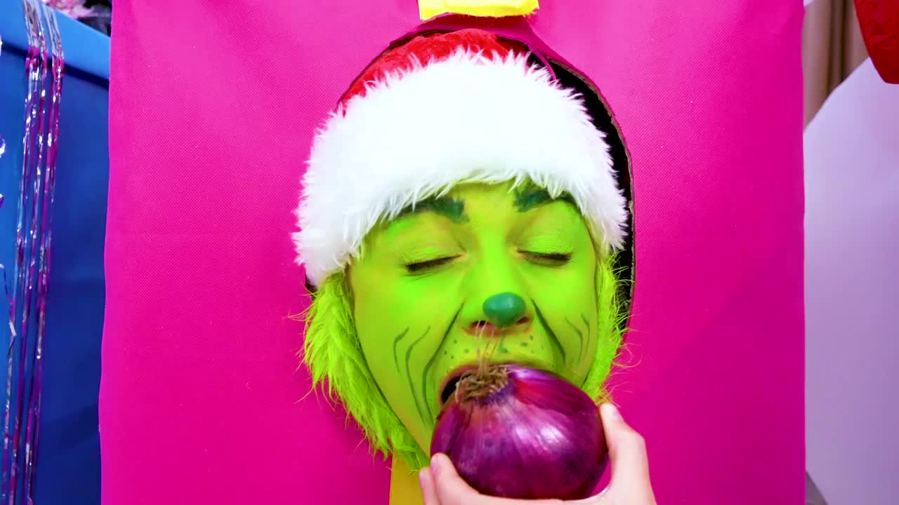 Watch the Grinch take a big bite of a purple onion! 😂 Will he like it? Maybe he'll get a surprise... 🥰 #Grinch #Funny