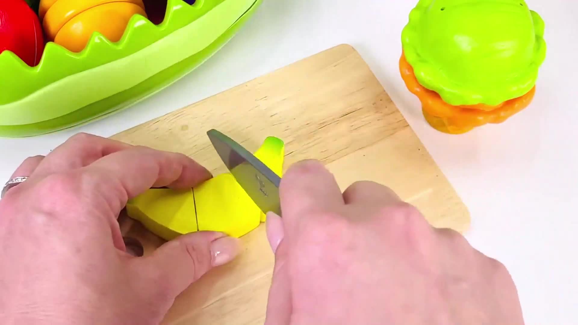 Watch hands-on cutting of bright toy bananas and burgers with a toy knife! Perfect for imaginative play, teaching colors, and basic cutting skills. Little chefs will love this colorful toy kitchen fun! 🧑🍳✨
