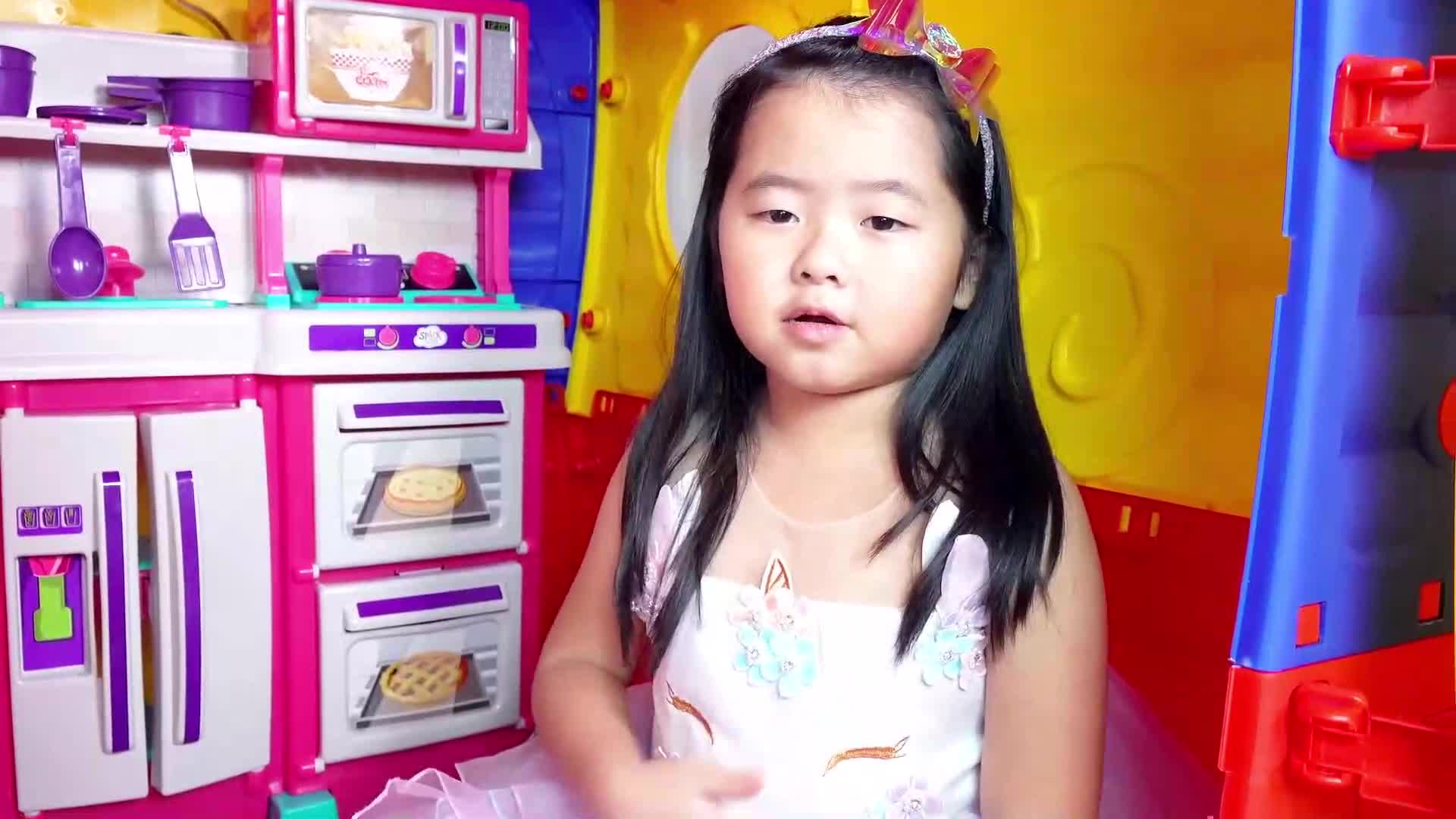 Watch this adorable little girl 👧 play in her colorful toy kitchen! She's pretending to be a chef, baking yummy cookies 🍪 in the oven and cooking with her toy utensils 🎀. A sweet and fun playtime video for kids!