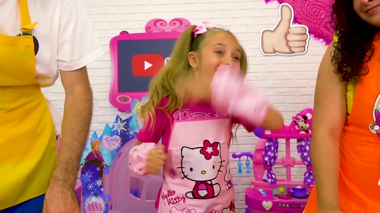 Join this adorable little girl in her Hello Kitty apron for a super fun family playtime! 👨👩👧 They’re pretending to cook in a cute toy kitchen, with Frozen and YouTube vibes all around! 🌟 There are silly moments, happy laughs, and even a big thumbs-up—perfect for little chefs! 😊❤️
