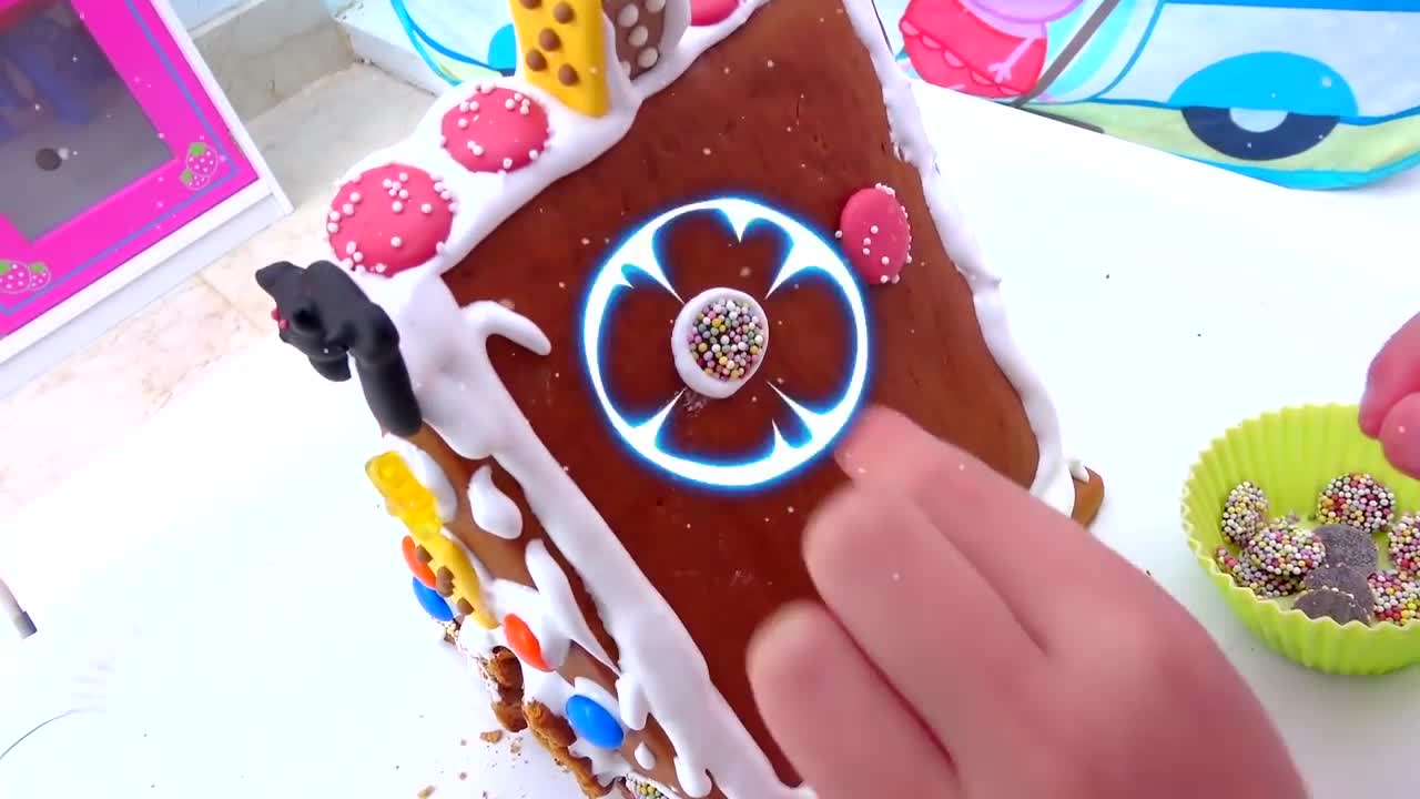 Watch how we turn a plain gingerbread house into a magical treat! 🏰 We add colorful sprinkles, sweet candy decorations, and even a tiny black kitten figure. The roof has a glowing clover detail 🍀, making it super fun to build and decorate—great for little ones who love crafts and sweets! 😊