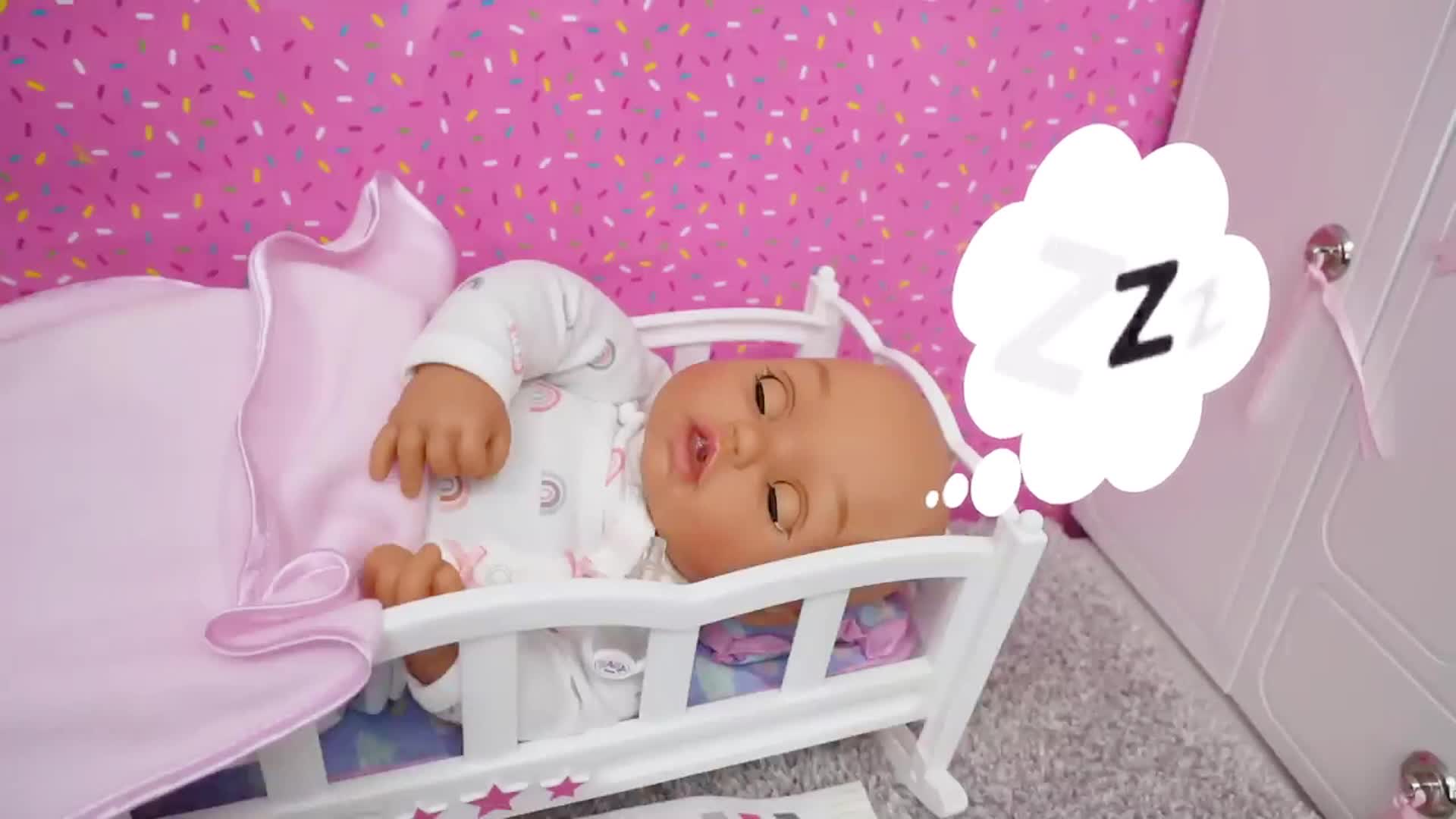 Watch this cute baby doll drift off to sleep in her cozy little bed! 💕 The soft pink walls with sparkly sprinkles make the perfect naptime spot, and she’s all snuggled up with her pink blanket. 🌙 Maybe she’s dreaming of rainbows or cupcakes? 😊 A gentle, sweet video for little ones! ✨