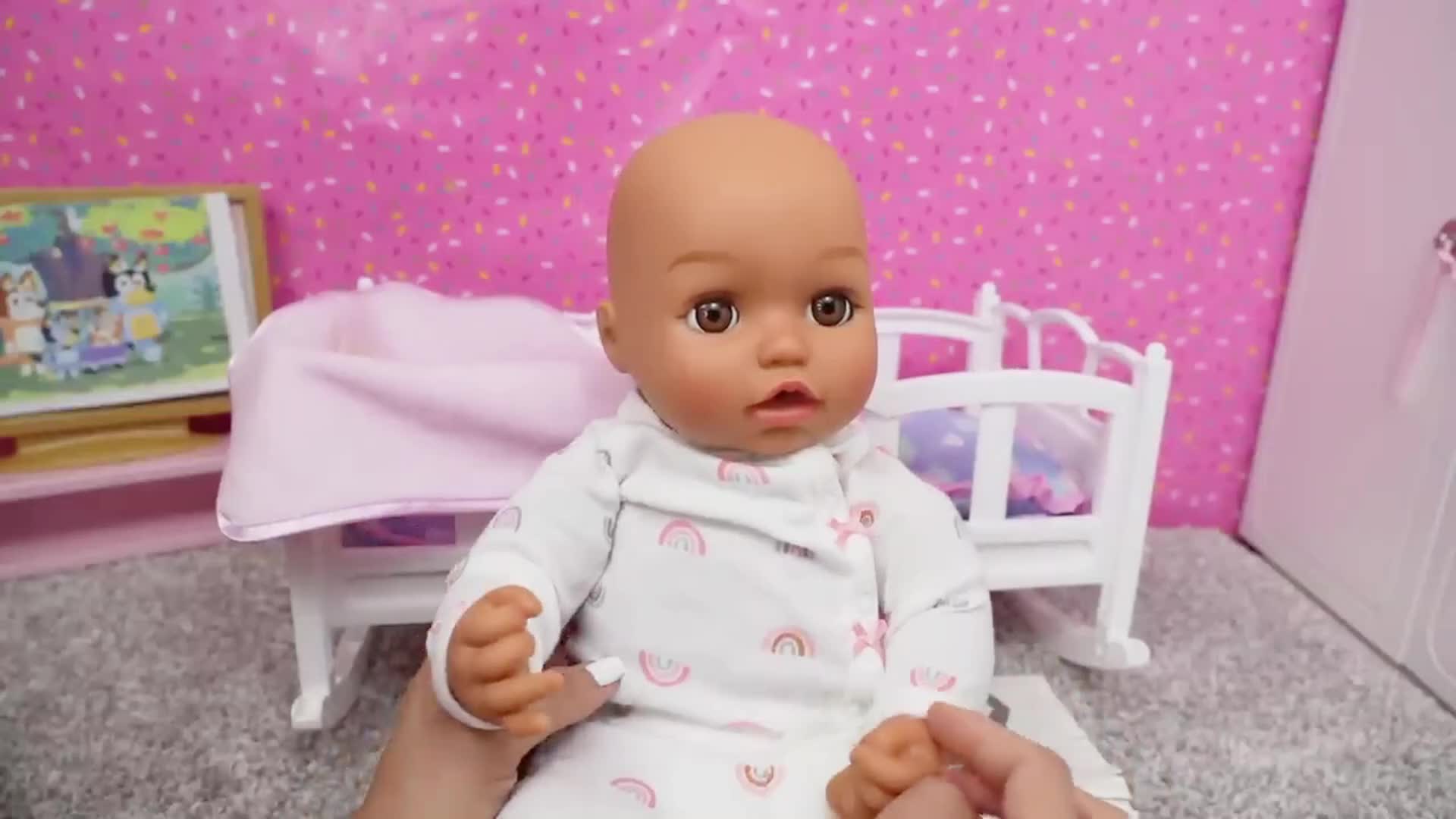 Watch this sweet baby doll get the royal treatment! 👶✨ In this video, we’re caring for our little doll friend—feeding her, changing her cute rainbow pajamas, and playing together in her cozy pink room! 🛏️❤️ Perfect for little ones who love dolls and pretend play!