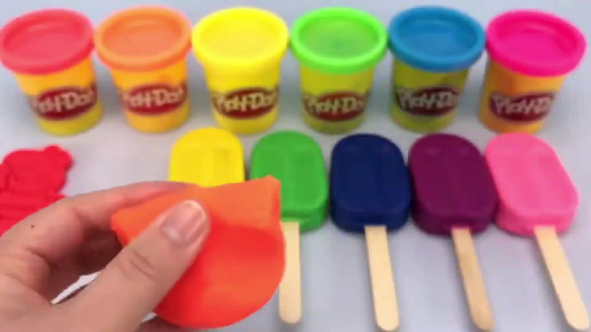 Watch how to make fun Play-Doh ice cream popsicles! ๐ญ With bright rainbow colors (red, orange, yellow, green, blue, purple, pink), you can shape soft clay into cool frozen treats on sticks. A super fun kids' craftโeasy, creative, and perfect for summer play! ๐งซโจ