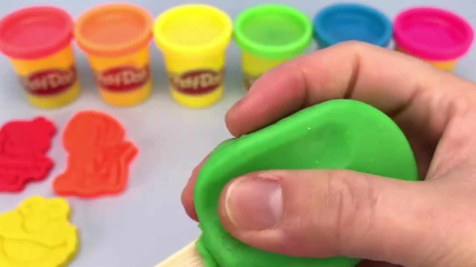 Watch how to make awesome shapes with colorful Play-Doh! Squish, press, and mold green Play-Doh using fun cookie cutters. Perfect for little artists and imaginative play! 👶✨